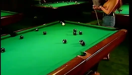 Lezbiyen dörtlü amcık yalama partisi bilardo masasında
