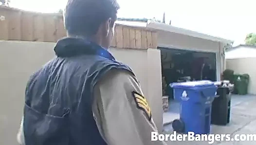 Göçmen latin Carmen Soto polis tarafından derinden sikiliyor