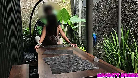 Bonnie dildo eğlencesi sonrası teslimatçı adamın içine boşalmasına izin veriyor