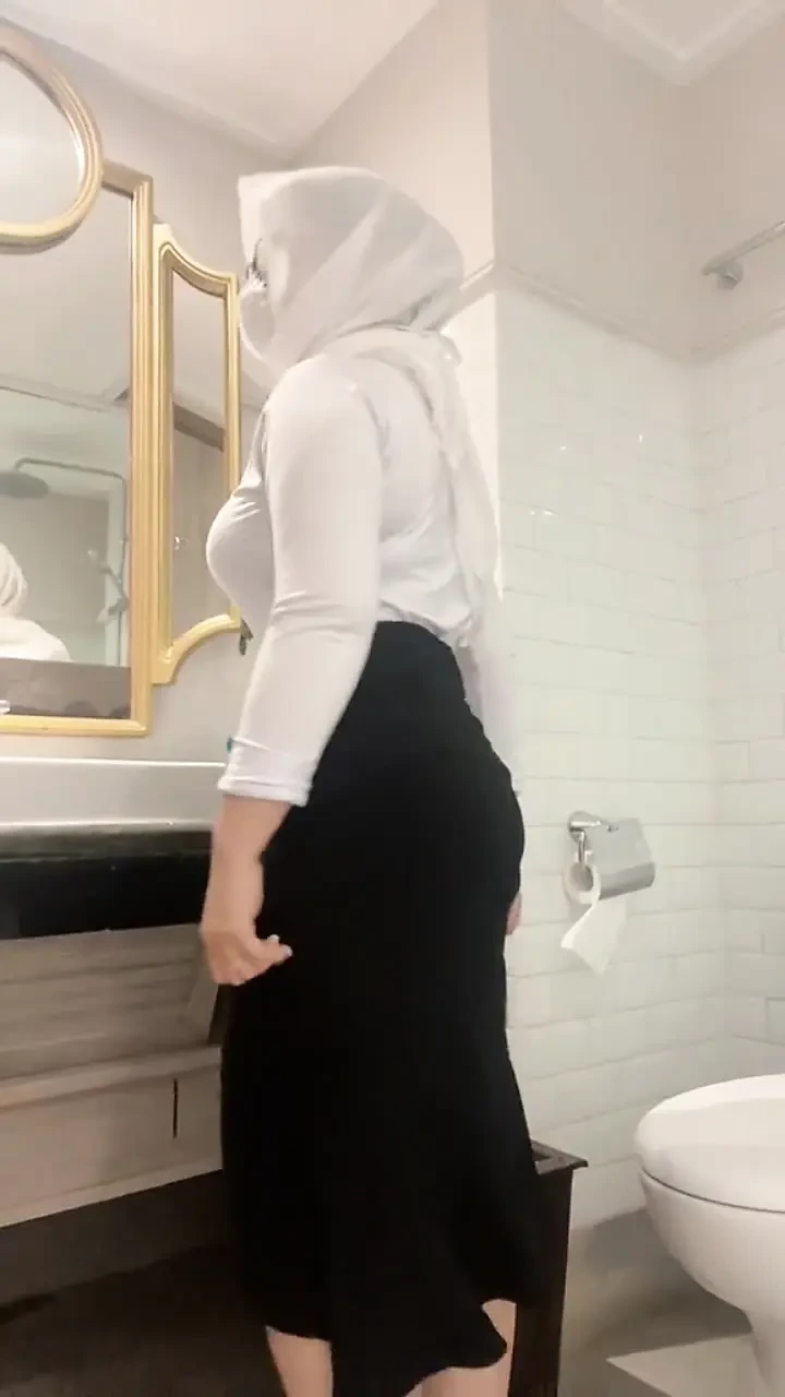 Hijab tobrut colmek for a moment before leaving for work