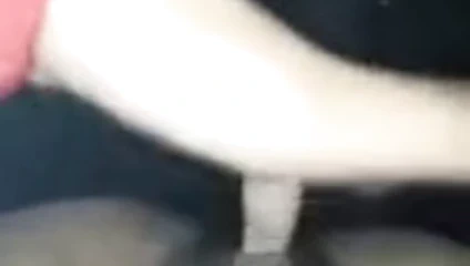 Bangladeşli kızın sevimli kedi parmak