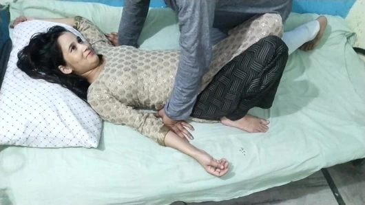 Güzel hamile Hintli evli kadın gece seksinde sikişiyor