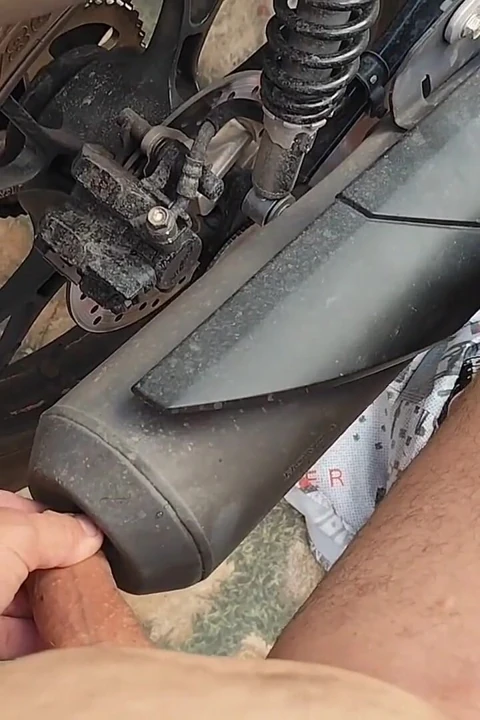 Baba motosiklet üzerinde hızlı sikişiyor.