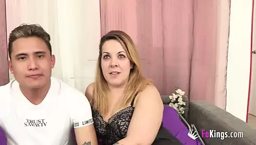 Tombul milf bir eş değiştiren web sitesinde bu adamla tanıştı