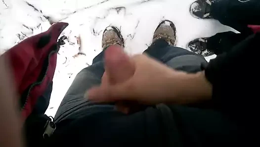 Karısından ormanda bir gezide handjob