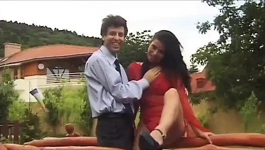 Yönetmen izlerken bahçe masasında iki sert yarakla sikiliyor