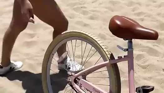 Plaj vücudu güzeli Nicole Doshi ile gezintiye çıkıyor