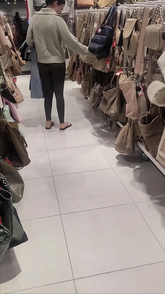 Bir mağazada bir kızla tanıştım, pantolon için soyunma odasında sakso çekti