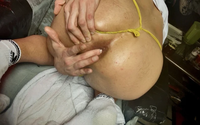 Задница щеками раздвинута и в дырочку