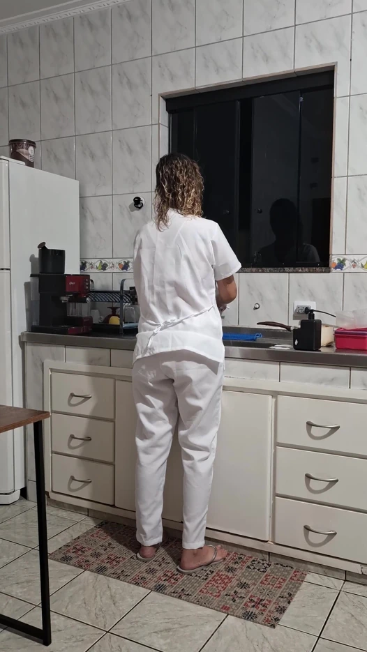 Hizmetçi bulaşıkları yıkarken mutfakta götten sikiliyor