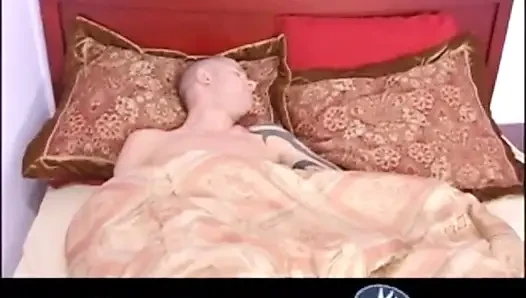 Tiana Rose kız arkadaşı beceremeyinca oğlunun arkadaşını sikiyor