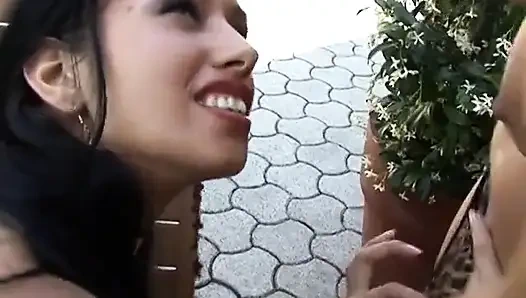 İki lezbiyen birbirlerini amcık yalıyor için muhteşem 69 pozisyon