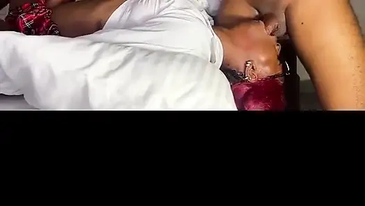 Fahişelerin yüzünü sikiyor.