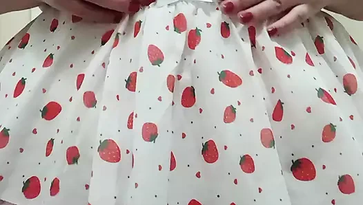 İri güzel kadın iç çamaşırlı meme ucuyla oynuyor