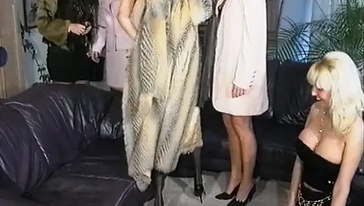 Çarpıcı Alman kızlar ateşli lezbiyen grup seks yapıyor