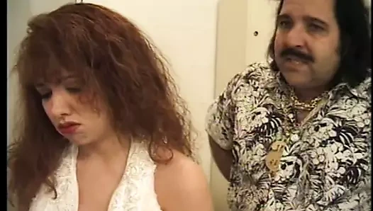 Sıcak damızlık yalıyor ve parmaklar sarışın önce delme onu kıçını