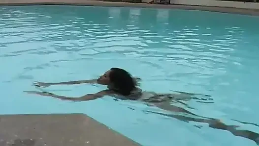 2 seksi latin havuzda ve plajda lateks fetişi sunuyor