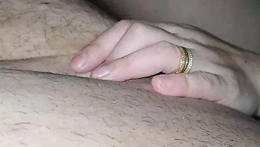 Utanmadan ve külotsuz üvey anne üvey oğlunun odasına geliyor ve onunla oturuyor