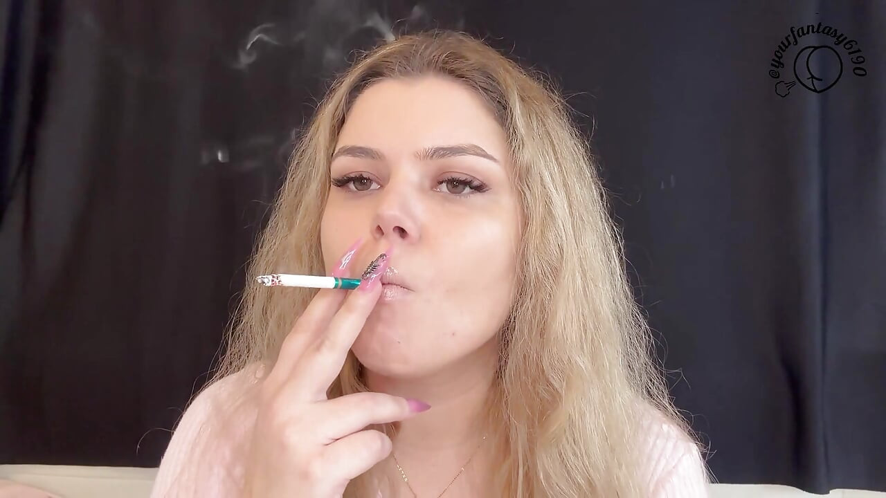 Sigara içen baştan çıkarıcı kadın