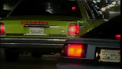 Adam sarışın taksiye katılır ve onun horoz emilir.