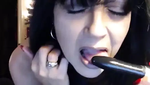 Rebecca Teal temizlik yapıyor