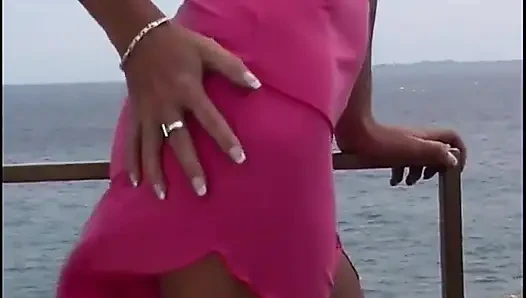 Azgın sarışın kaltak havuz başında bir delikanlıyı emiyor ve biniyor
