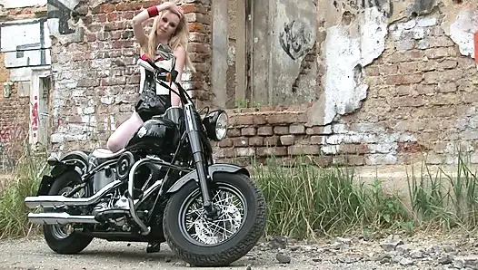 Bisiklette sıska sarışın