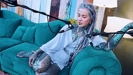 U hakkında konuşuyorum - rahatsız - asmr podcast sfw konuşuyor gotik sıska kız dreadlocks dövmeli model dövmeli kız