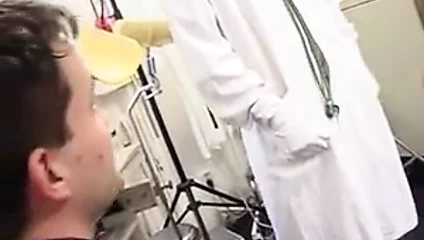 Ateşli sürtük adamın karnına koydu ve başka şeyler yaptı