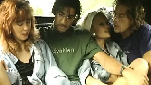 Çekici Alman sürtükler ateşli dörtlü sekste sikiliyor