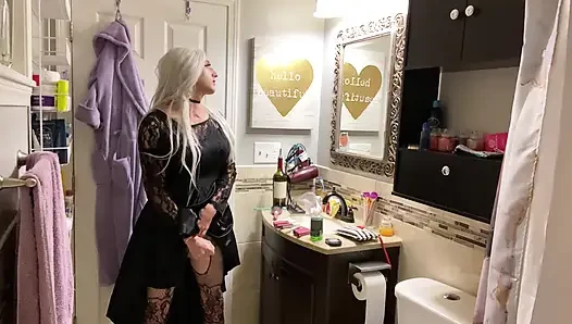 Emo travesti göt tıkacı takıyor ve mastürbasyon yapıyor