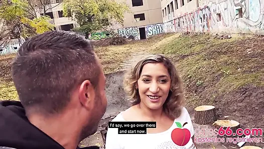 Halka açık bakış açısı! Güzel büyük kahverengi gözlü orta yaşlı seksi kadın Danka Diamond açık havada sikiliyor!