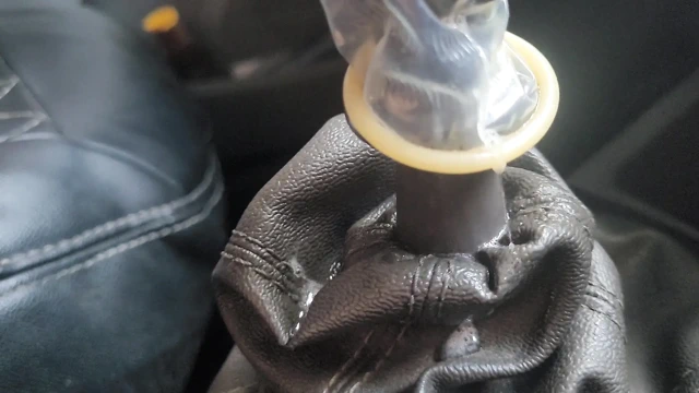 Araba vites kutusuyla amcığını sıvazlıyor