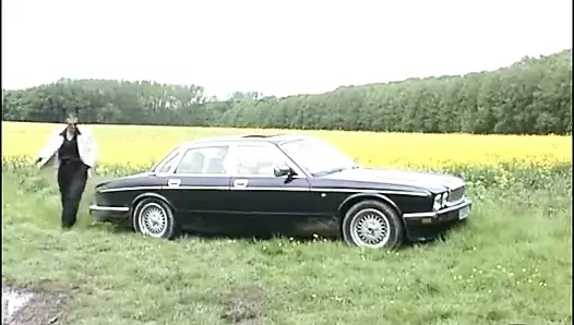 Derin yumruk sokma ile açık havada sikiş (bb)