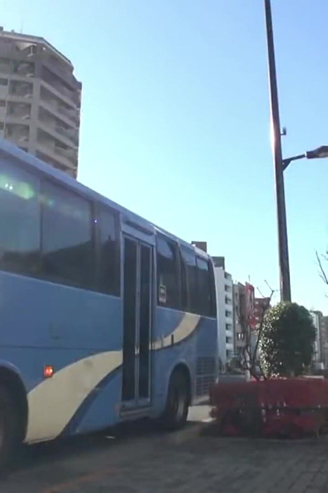 Kalabalık otobüs acelesi. Siyah çoraplı bayan yakın baskı hissediyor, kıvrımlar yakın çekimde gözlerini çiziyor - bölüm 1