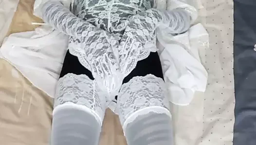 Beyaz dantelli iç çamaşırlı oyuncak bebek