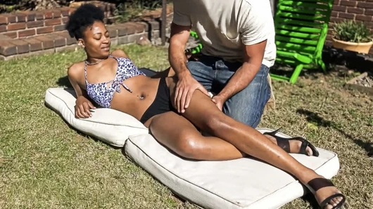 Amatör zenci model açık havada ırklararası oyuncu seçmelerinde büyük zenci tarafından korunmasız sikiliyor