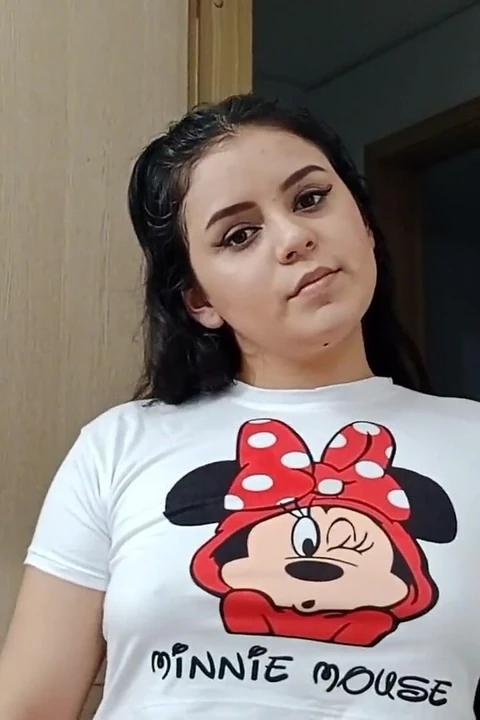 Azgın üvey anne üvey oğlunu sikiyor, böylece İspanyol pornosuyla mastürbasyon yapıyor