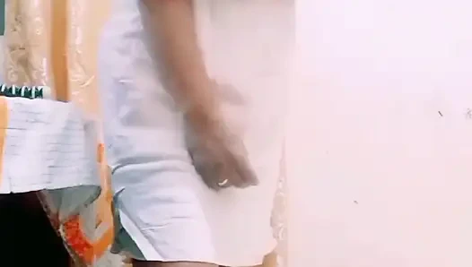 Filipinli orta yaşlı seksi kadın yeni geceliklerini denerken azgın hissediyor