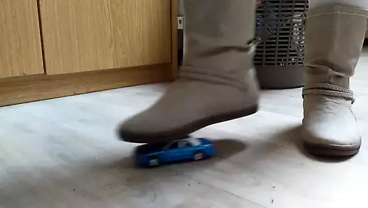 Bej çizmeler oyuncak ezmek