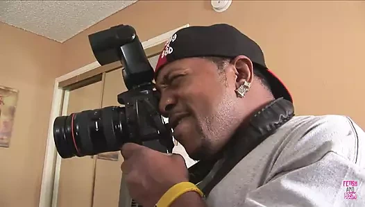 Güzel zenci kız fotoğraf çekimine sakso dahil tutkulu bir seks seansına dönüşüyor