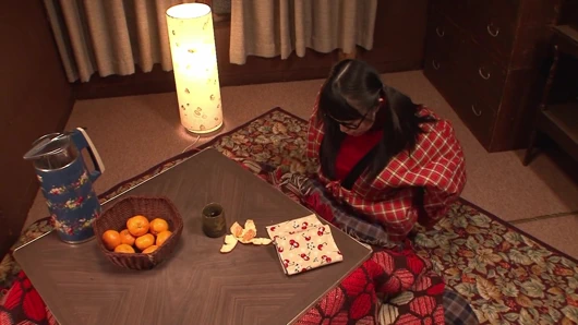 Mastürbasyon yapan kız parmaklanıyor, sonra dildo ve sert yarakla sikiliyor