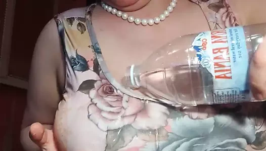 Göğüslerle losyon oyunu ve her iki delik de sikiliyor