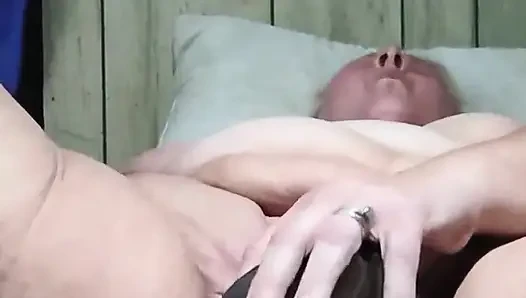 Seksi klitorisine masaj yaparken büyük şişman yarağınla boşalıyor