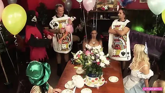 Harika memeli sürtüklerle Alice Harikalar Diyarında parodi grup seks partisi