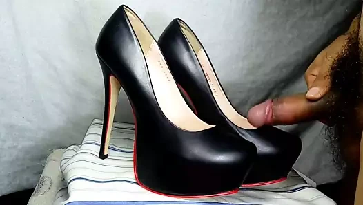 Cum içinde siyah deri pompalar