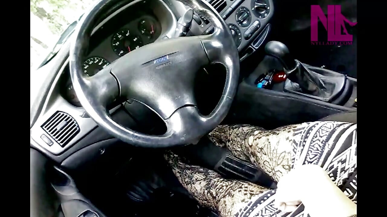 Siyah çiçek fileli seksi pedal pompalıyor