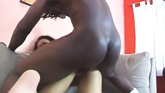 Güzel sevimli esmer sürtük kendine dokunduktan sonra siyah yarakla oynamayı seviyor