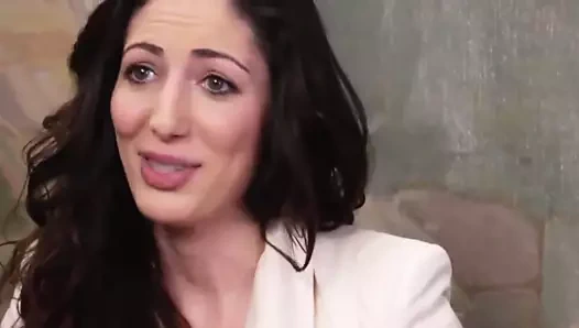 Güzel esmer kıyafetlerini çıkarıyor