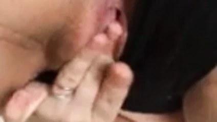 ma petite salope se caresse la chatte